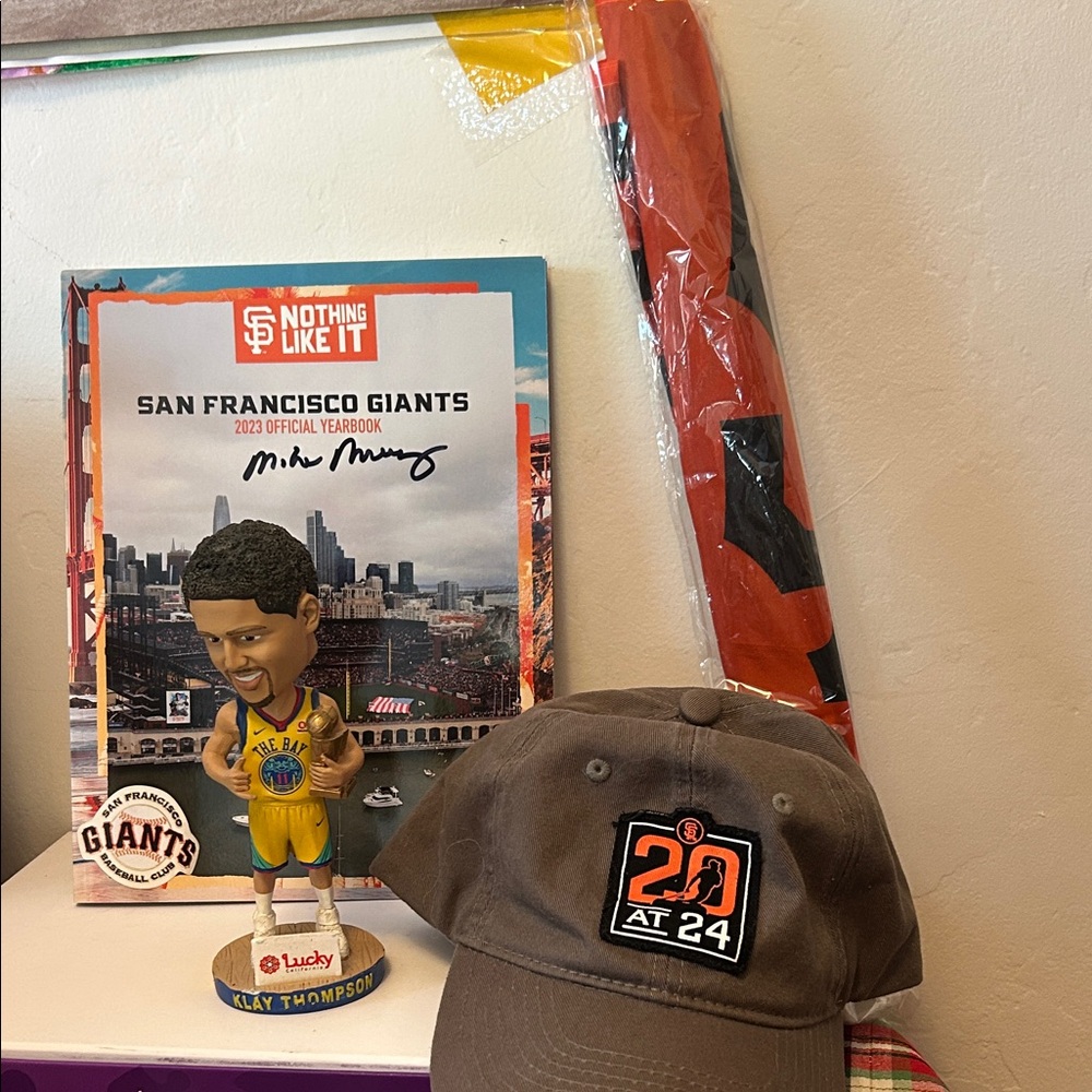 SF Giants Lot ‘23 Yearbook signed Mike Murphy, Klay Thompson Bobble, Flag & Hat